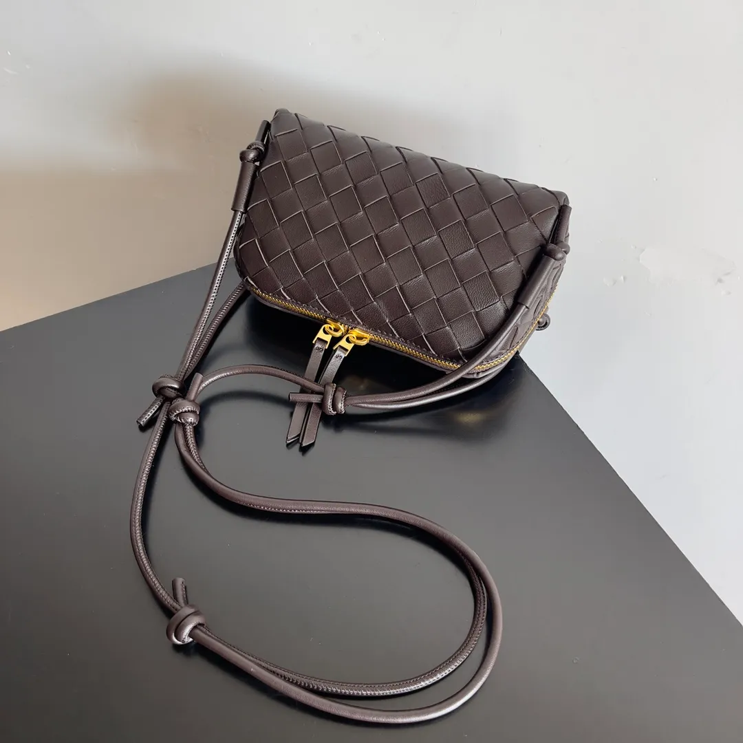 Batch 1260 BV new mini bag ceiling Bottegaveneta new Concert Pouch bag is small and has a large capacity. It can hold a Pro max mobile phone. The shoulder strap is adjustable for cross-body carry. It is very cost-effective when carried on one shoulder. The latest small bag in autumn has a lot of capacity. It can hold 4 short clips. I also tried it and it can hold one of my fists. It is cute, the capacity is touching and the length of the shoulder strap is adjustable for daily commuting. Full score 10 #bv woven bag Style number: 794258 Size: 18.5*11.5*8.5cm
